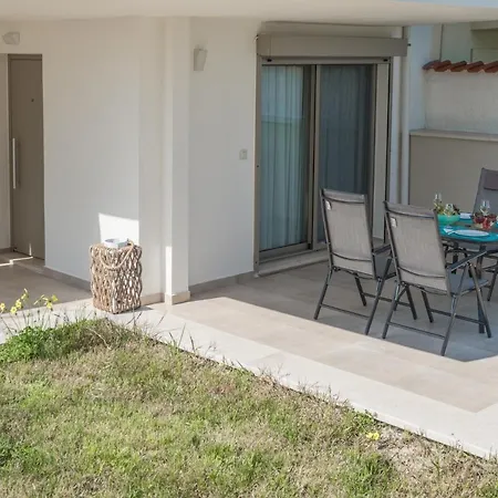 Arelia Beachfront Sea View 페프코초리