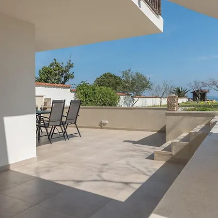 Arelia Beachfront Sea View Apartment *