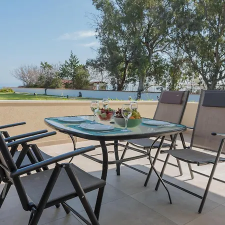 Arelia Beachfront Sea View 아파트 *