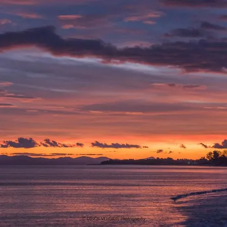 Arelia Beachfront Sea View 페프코초리