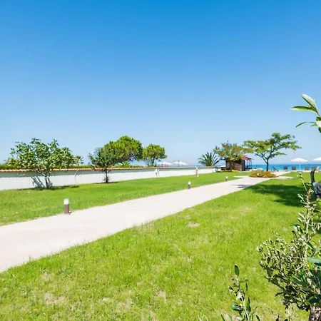 Arelia Beachfront Sea View 페프코초리