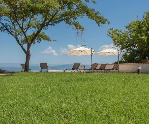 Arelia Beachfront Sea View *